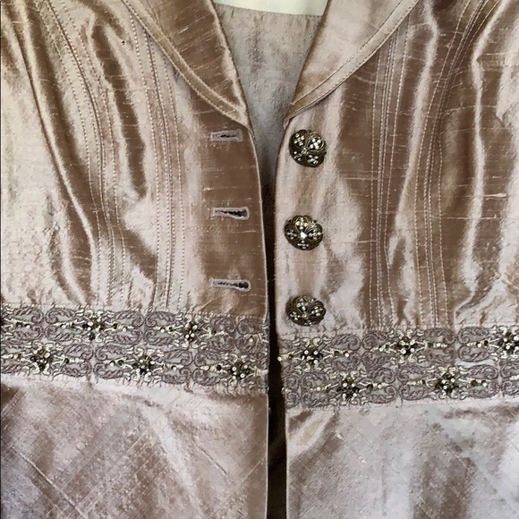 Woman’s beige 2 piece suit - Picture 4 of 7